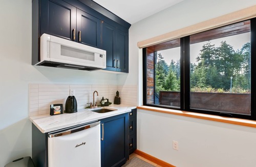 Ucluelet Apartment | Black Pearl #2 I Little Beach I Adventure I Hike