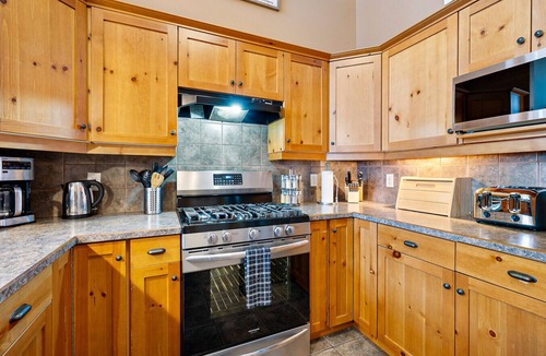 Snow Pine Estates Villa | Blackrock 6 - Ski In/Out, Private Hot Tub & Mtn View. Sleeps 13