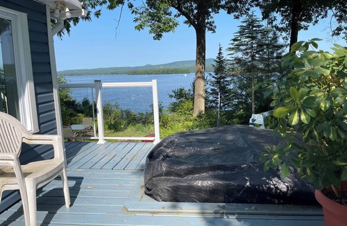 Lac-Brome Ski Chalet | Blue chalet right on the shore of Lake Brome