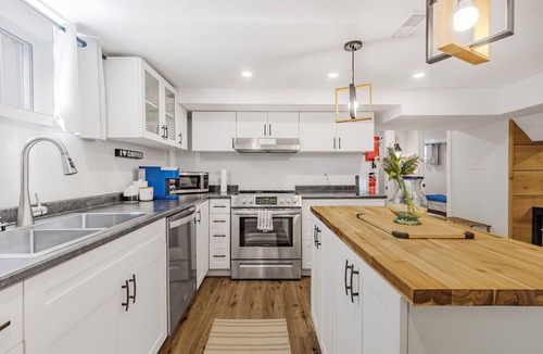Milton Apartment | Blue Haven Retreat, Downtown Milton's Hidden Gem!