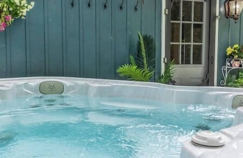 Fenelon Falls House | Blue Heron Lakefront Cottage w/Hot Tub