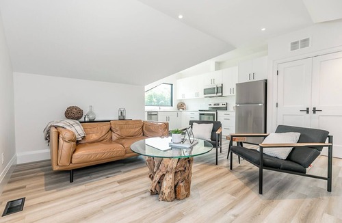 Glen Huron Apartment | Blue Mountain Guest House- 7 minutes to Blue Mountain!
