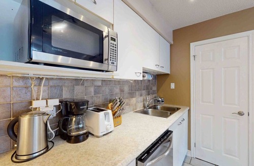 Craigleith Condo | Blue Vibes Only: Pool, Hot Tub, Tennis!