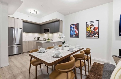 Downtown Toronto Apartment | Boutique 3BR Townhouse Sleeps 7 Free Parking