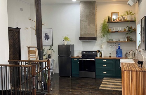 Armstrong Hotel | Boutique Downtown Suite | Walk to Shops & Cafés | Sleeps 6