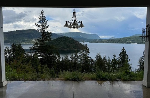 Scotch Creek House | Brand new 2 Bedrooms/Lake Veiw