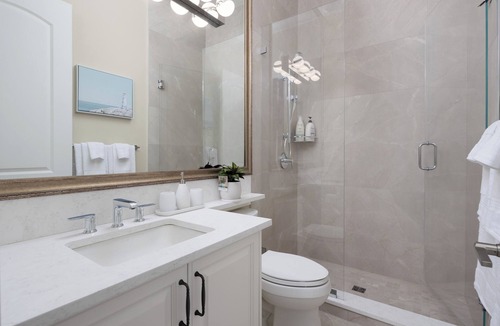 Richmond Apartment | Brand-New Luxury 2 BR Suite . Free parking. Central AC . Near YVR