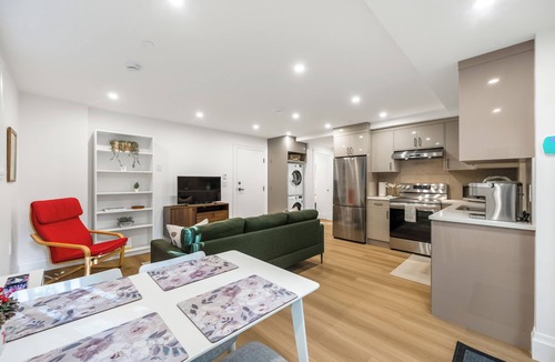 Dunbar House | Brand-New Luxury 2BR Dunbar Suite | Sleep 4 | Near UBC, Parks, Beaches & Shops