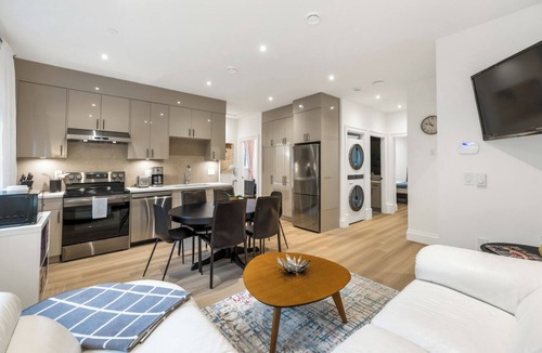 Dunbar House | Brand-new Luxury Dunbar 4BR Home | Sleeps 10 | Near UBC, Parks, Beaches & Shops