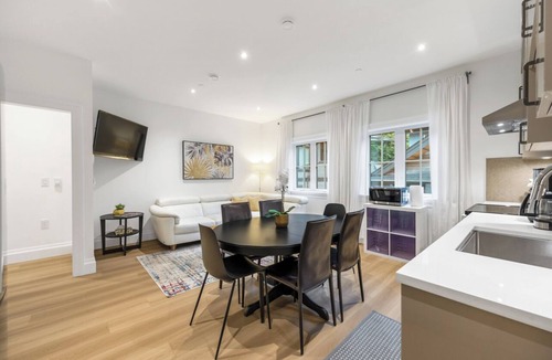 Dunbar House | Brand-new Luxury Dunbar 3BR Home | Sleeps 6 | Near UBC, Parks, Beaches & Shops