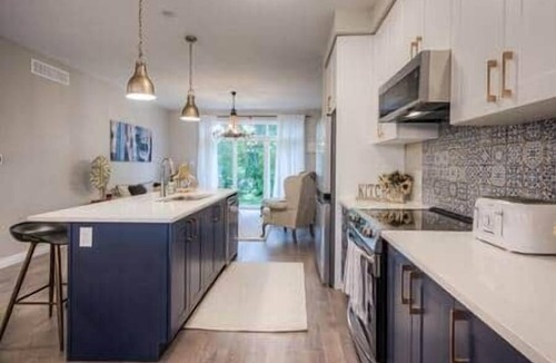 Rosemount House | BRAND-NEW LUXURY SUITE in DOON SOUTH, min to 401