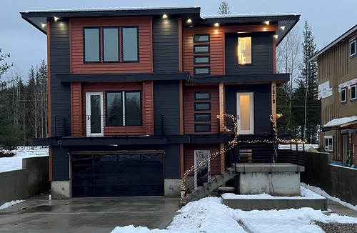Revelstoke House | Brand New Modern Mountain Suite w/heated driveway and sidewalks