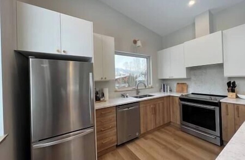 Fernie House | Brand-new ski-in apartment/Private hot tub/AC