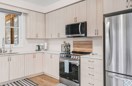 Dwight Cottage | Brand New spacious & beautiful cottage in Northern Lights - Huntsville, Muskoka
