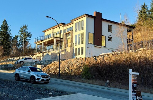 Mission House | Breath taking view in the heart of Mission BC