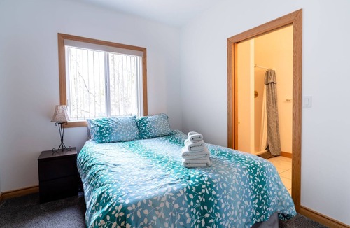 Okanagan-Similkameen Bed & Breakfast | Breathtaking Views of Skaha Lake & Mountains Our 6BR/5.5BA with Hot Tub