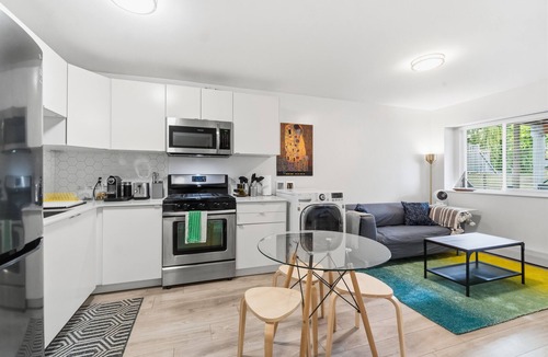 Riley Park House | Bright 2-Bed Garden Suite, Walk to Main Street