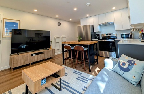 Hastings House | Bright 2-Bed Ground Suite | Steps to PNE & Transit