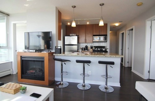 Gastown Apartment | Bright 2-bedroom apartment with Portable AC in gorgeous Vancouver