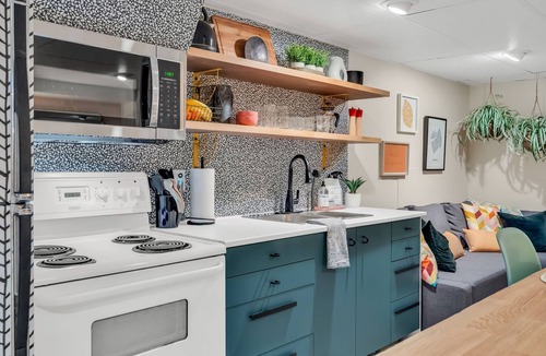 Braemar Park - Bel Air Heights - Copeland Park House | Bright 2-Bedroom Suite | 8 Mins to DT | Newly Furnished & Cozy!