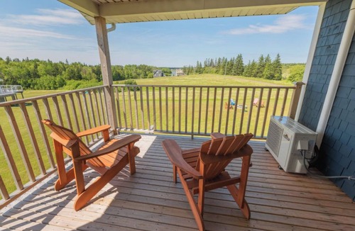 Stanley Bridge House | Bright and Airy Island Stay Near Golf and Cavendish Beach