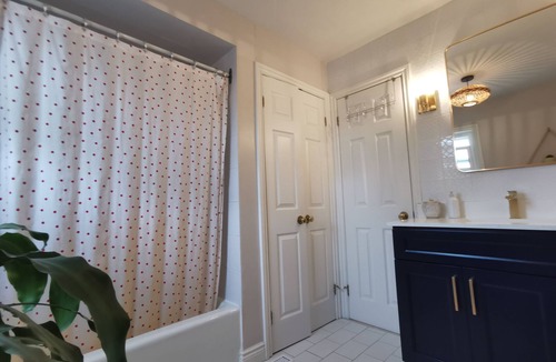 Oakwood Village House | Bright and charming home with gorgeous backyard