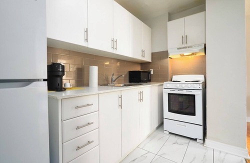 Cabbagetown Apartment | Bright and cozy entire 1 bedroom apartment Queen Size Bed in downtown Toronto