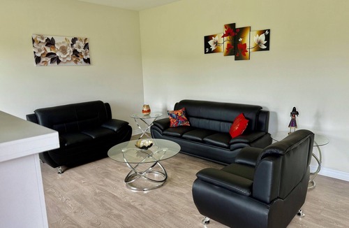 Stayner House | Bright and Spacious Beach and Mountain Retreat. Couples, small and big families