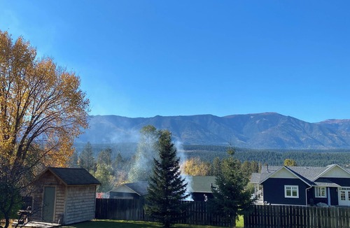 Windermere House | Bright Cozy Sinclair Cottage In Beautiful Windermere BC. Pickleball court.