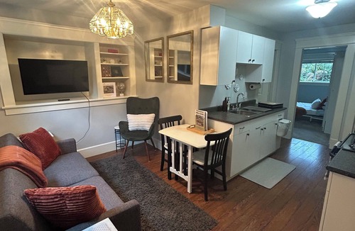 Victoria Villa | Bright Garden Suite in Colwood