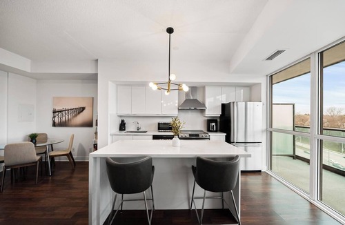 Thorncliffe Park Condo | Bright Luxury 2BR Condo w/Parking | Nature Trails, Cafés & Transit Steps Away