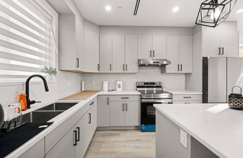 Vancouver South House | Bright Modern 3 Bedroom Suite in Vancouver