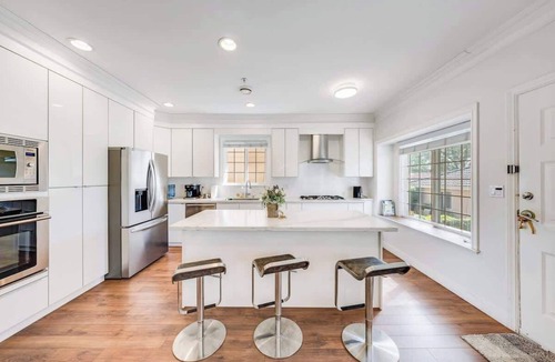 Marpole House | Bright Modern 4BR Home | Free Parking