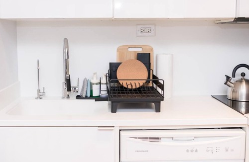Wellington Place Condo | Bright & Modern Toronto Escape | Near CN Tower & Rogers Centre