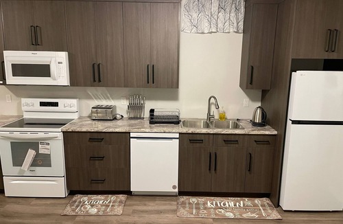 Fonthill Apartment | Bright Private 2BR Suite | Near Niagara Falls | Family-Friendly