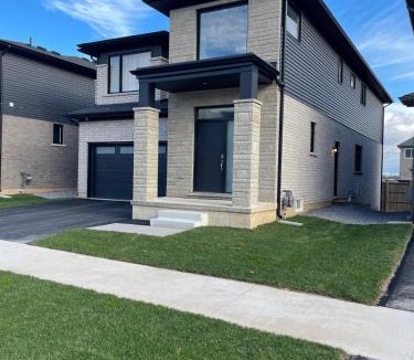 Fonthill Apartment | Bright Private 2BR Suite Near Niagara Falls Family-Friendly