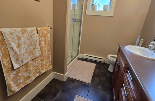 Langford Bed & Breakfast | Bright Private Room in Echo Valley Home