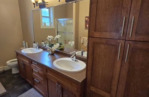 Langford Bed & Breakfast | Bright Private Room in Echo Valley Home