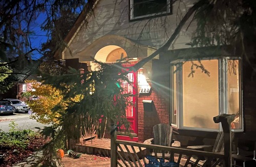 Old Ottawa East House | Bright Room in Beautiful Old Ottawa East. Steps from Canal. Ottawa at its best.