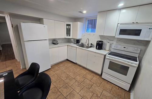 Richmond Hill House | BRIGHT & SPACIOUS 2 BEDROOM SUITE | FULLY EQUIPPED, MINUTES TO TRANSIT & TORONTO
