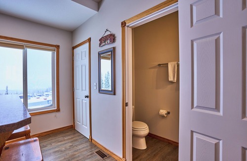 Silver Star Mountain Hotel | Bright & Spacious Property w/Fireplace & Hot Tub - Sleeps 13