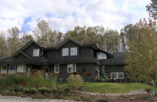 Brackendale House | Bright & Spacious Riverside House in Quiet Squamish Neighbourhood W/Hot Tub