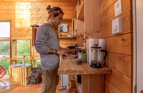 Cramahe Cabin | Bright Tiny House for an Unforgettable Glamping Getaway near Belleville, Ontario