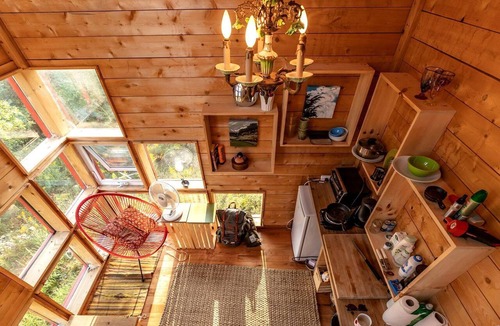 Cramahe Cabin | Bright Tiny House for an Unforgettable Glamping Getaway near Belleville, Ontario