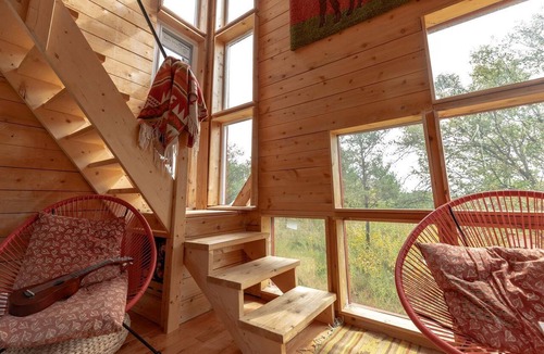 Cramahe Cabin | Bright Tiny House for an Unforgettable Glamping Getaway near Belleville, Ontario