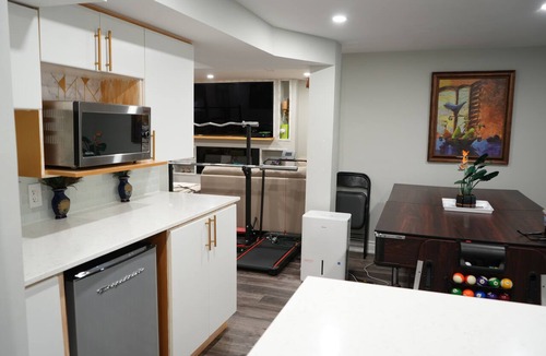 Georgetown House | Bright Walkout Suite | Private Entrance & Parking