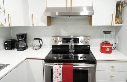 Georgetown House | Bright Walkout Suite | Private Entrance & Parking
