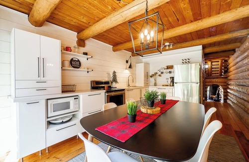 Hemlock Valley Cabin | Bring the whole family! Pet Friendly. 10 minute walk to the lifts.