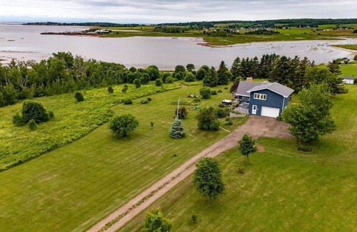 Queens County House | Broadlands Seabreeze Retreat sits where open sky meets shifting water,