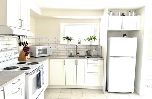 Louth Apartment | Brook’s Hollow: Cozy countryside retreat nestled within Niagara wine district